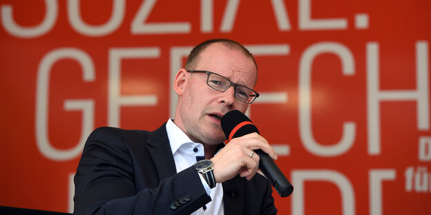 Matthias Höhn mit einem Mikrofon in der Hand Matthias Höhn mit einem Mikrofon in der Hand
