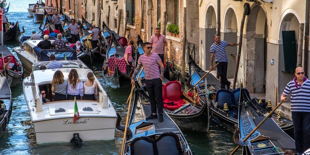 Bootsstau in einem venezianischen Kanal Bootsstau in einem venezianischen Kanal