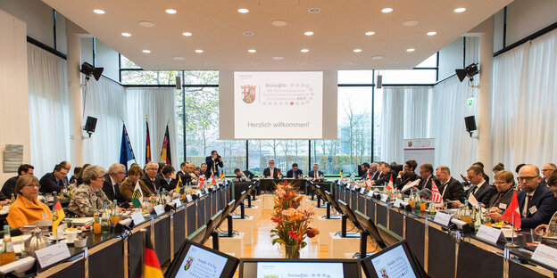 Viele Leute in einem Konferenzraum Viele Leute in einem Konferenzraum