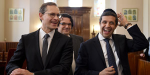 Müller und Saleh in der Synagoge im Fraenkelufer