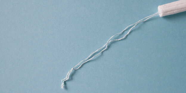 Ein Tampon liegt auf einer Oberfläche. Ein Tampon liegt auf einer Oberfläche.