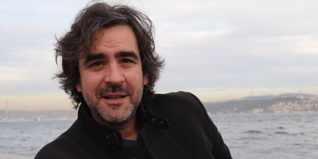 Deniz Yücel steht vorm Wasser Deniz Yücel steht vorm Wasser