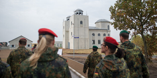 Soldaten stehen vor einem Gebäude Soldaten stehen vor einem Gebäude
