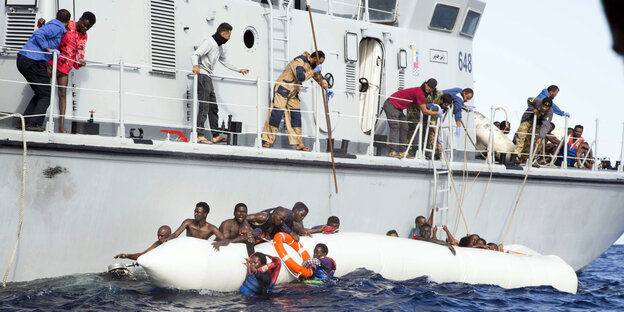 Ein kleines Boot neben einem großen Schiff Ein kleines Boot neben einem großen Schiff