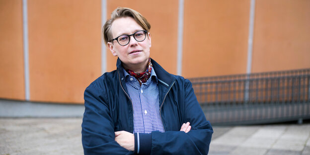 Frau mit Scheitelfrisur und Brille Frau mit Scheitelfrisur und Brille