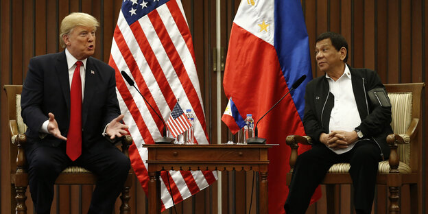 US-Präsident Donald Trump neben dem philippinischen Präsidenten Duterte vor Fahnen ihrer Länder US-Präsident Donald Trump neben dem philippinischen Präsidenten Duterte vor Fahnen ihrer Länder