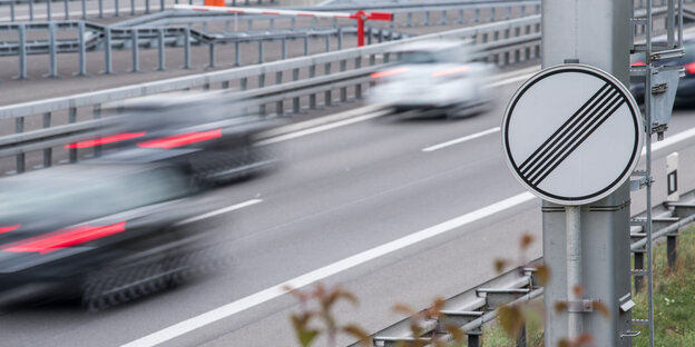 Rasende Autos auf einer Straße Rasende Autos auf einer Straße