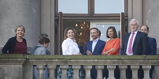 Politiker stehen auf einem Balkon Politiker stehen auf einem Balkon