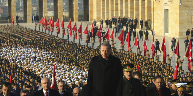 Der türkische President Recep Tayyip Erdogan bei einer Zeremonie, hinter ihm wehen türkische Fahnen Der türkische President Recep Tayyip Erdogan bei einer Zeremonie, hinter ihm wehen türkische Fahnen