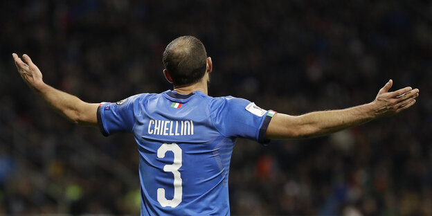 Spieler der italienischen Fußball-Nationalmannschaft zuckt die Schultern Spieler der italienischen Fußball-Nationalmannschaft zuckt die Schultern