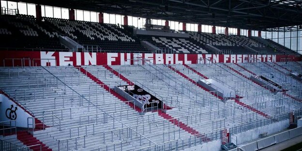 Schriftzug "Kein Fußball den Faschisten" im Stadion Schriftzug "Kein Fußball den Faschisten" im Stadion