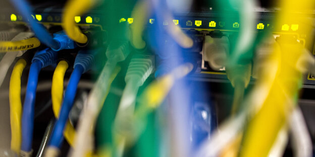 Viele bunte Kabel an einem Gerät Viele bunte Kabel an einem Gerät