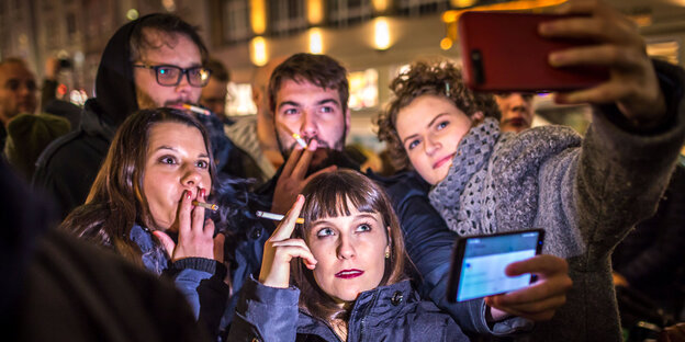 Rauchende machen ein Selfie Rauchende machen ein Selfie