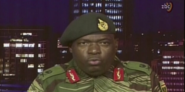 Ein Mann in Militäruniform spricht im Fernsehstudio Ein Mann in Militäruniform spricht im Fernsehstudio