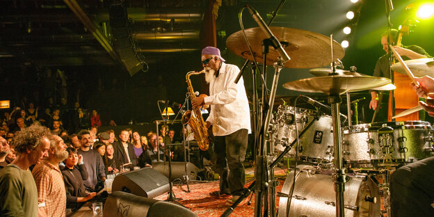 Pharoah Sanders auf der Bühne vor Zuschauern Pharoah Sanders auf der Bühne vor Zuschauern