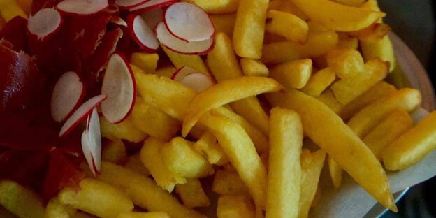 Pommes mit Radieschenscheiben und Roastbeef Pommes mit Radieschenscheiben und Roastbeef
