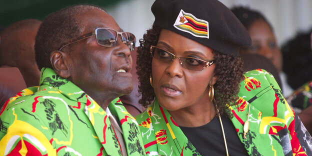Robert und Grace Mugabe sitzen nebeneinander Robert und Grace Mugabe sitzen nebeneinander