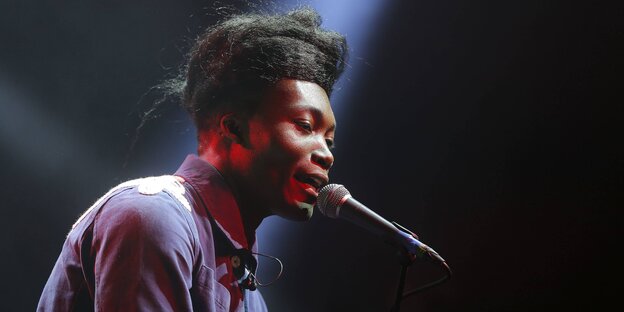 Benjamin Clementine an einem Mikrofon Benjamin Clementine an einem Mikrofon