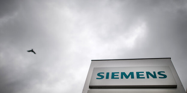 Das Siemens-Logo vor grauem Himmel Das Siemens-Logo vor grauem Himmel