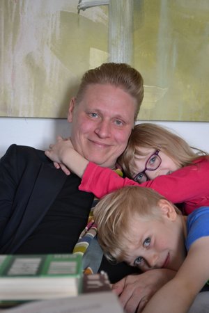 Ein Mann mit seinen beiden Kindern Ein Mann mit seinen beiden Kindern