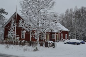 Ein zugeschneites Haus Ein zugeschneites Haus