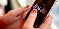 Hände halten ein Smartphone, auf dem #MeToo" steht
