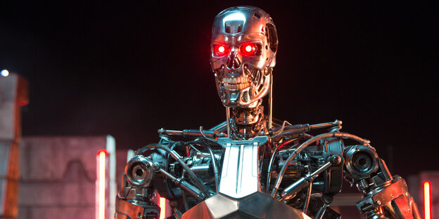 Ein Roboter mit rot leuchtenden Augen hält ein Gewehr Ein Roboter mit rot leuchtenden Augen hält ein Gewehr