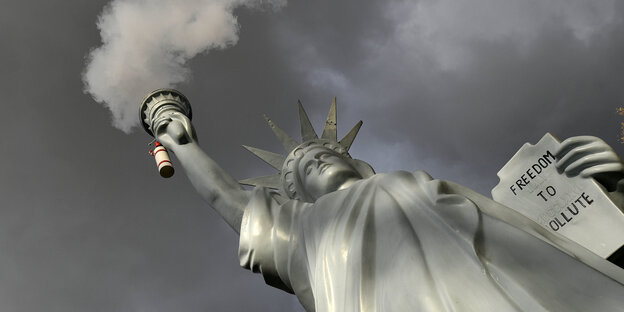 Aus der Fakel einer Statue kommt Rauch raus Aus der Fakel einer Statue kommt Rauch raus