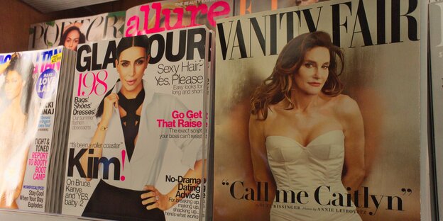 Vanity Fair im Zeitschriftenregal, mit Caitlyn-Jenner-Cover Vanity Fair im Zeitschriftenregal, mit Caitlyn-Jenner-Cover
