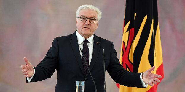 Steinmeier an einem Pult vor Deutschlandfahne Steinmeier an einem Pult vor Deutschlandfahne