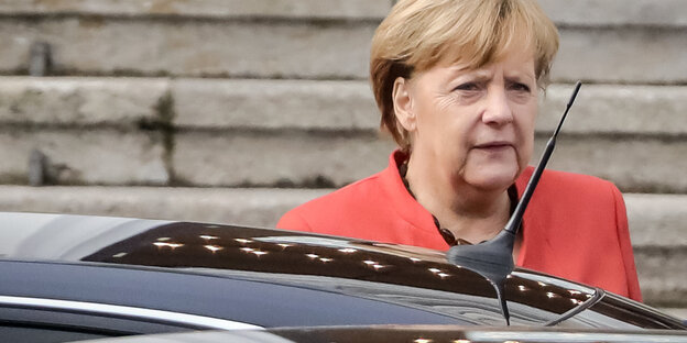 Angela Merkel hinter einem Auto Angela Merkel hinter einem Auto