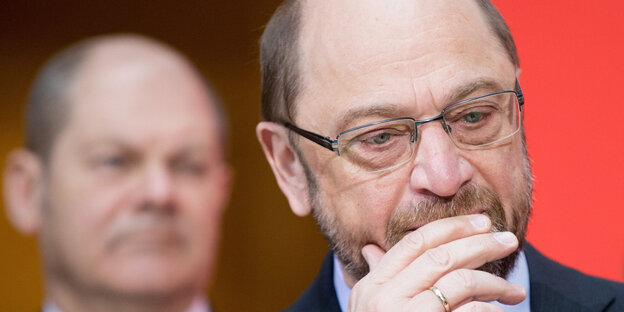 Martin Schulz grübelnd mit einer Hand vor dem Mund Martin Schulz grübelnd mit einer Hand vor dem Mund