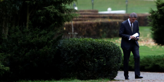 Der designierte Ministerpräsident Andrej Babiš geht alleine einen Weg im Dorf Lany nahe Prags entlang Der designierte Ministerpräsident Andrej Babiš geht alleine einen Weg im Dorf Lany nahe Prags entlang