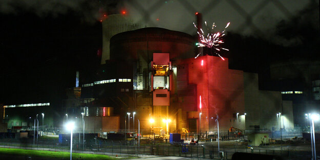 Auf einem Kernkraftwerk explodiert ein Feuerwerk Auf einem Kernkraftwerk explodiert ein Feuerwerk