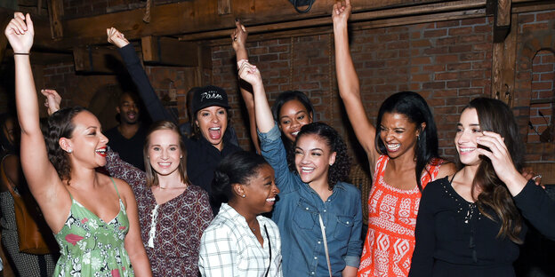Madison Kocian, Simone Biles, Gabby Douglas, Laurie Hernandez und Aly Raisman feiern mit anderen: Sie lachen, manche heben die Arme in die Höhe Madison Kocian, Simone Biles, Gabby Douglas, Laurie Hernandez und Aly Raisman feiern mit anderen: Sie lachen, manche heben die Arme in die Höhe