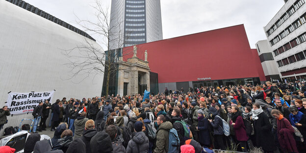 Viele Menschen auf einem Innenhof