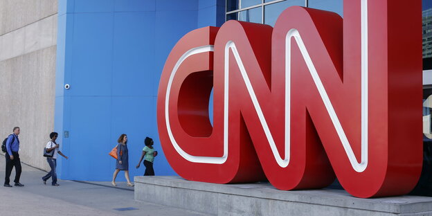 CNN-Logo vor dem Hauptsitz in Atalanta CNN-Logo vor dem Hauptsitz in Atalanta