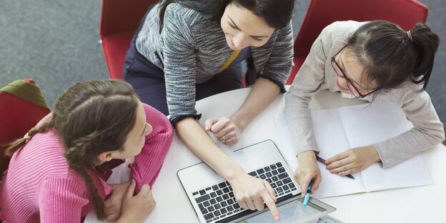Schülerinnen am Laptop, im Gespräch Schülerinnen am Laptop, im Gespräch
