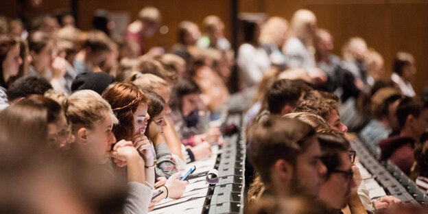 Studenten sitzen in einem Hörsaal Studenten sitzen in einem Hörsaal