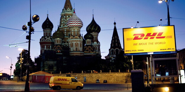 Ein Werbeplakat am Roten Platz in Moskau Ein Werbeplakat am Roten Platz in Moskau