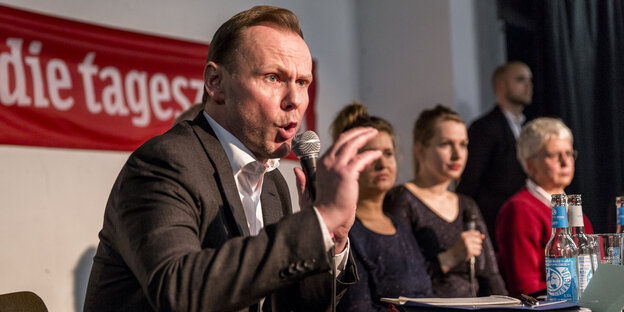 Andy Grote spricht beim taz.salon ins Mikro Andy Grote spricht beim taz.salon ins Mikro