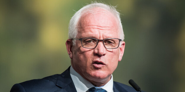 Ein Mann steht vor einem Mikrofon Ein Mann steht vor einem Mikrofon