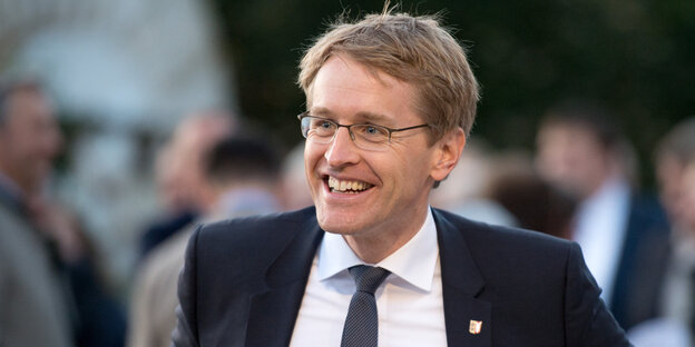EinMann mit Brille lacht EinMann mit Brille lacht