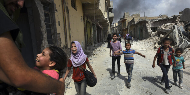 Kinder in einer zerstörten Stadt im Irak Kinder in einer zerstörten Stadt im Irak