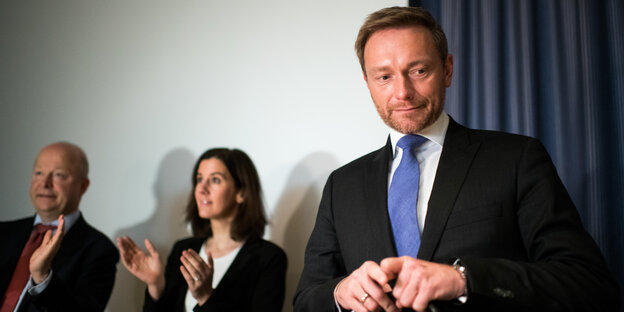 Christian Lindner bekommt Applaus bei einer Sitzung des FDP-Bundesvorstands und guckt peinlich berührt Christian Lindner bekommt Applaus bei einer Sitzung des FDP-Bundesvorstands und guckt peinlich berührt