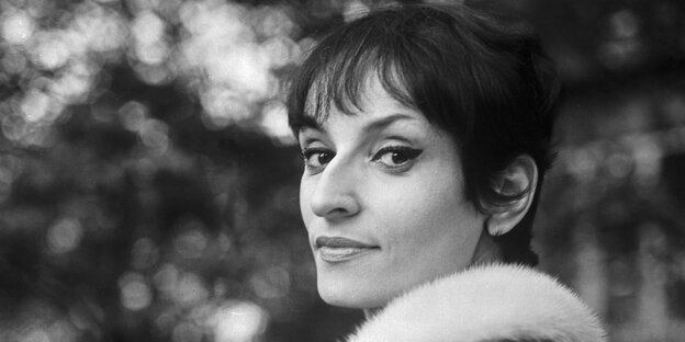 Schwarz-weiß-Bild der Sängerin Barbara Schwarz-weiß-Bild der Sängerin Barbara