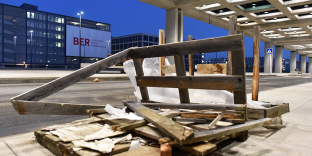 Eine Holzpalette auf dem Gelände des Hauptstadtflughafens BER Eine Holzpalette auf dem Gelände des Hauptstadtflughafens BER