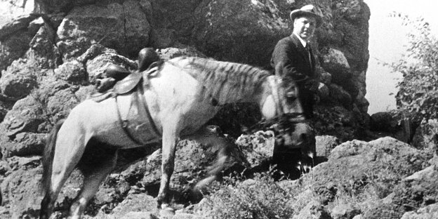 Nikolai Iwanowitsch Wawilow mit Pferd auf Erkundungstour im Südkaukasus Nikolai Iwanowitsch Wawilow mit Pferd auf Erkundungstour im Südkaukasus