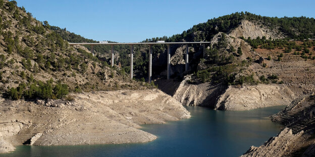 Ein Stausee mit wenig Wasser Ein Stausee mit wenig Wasser
