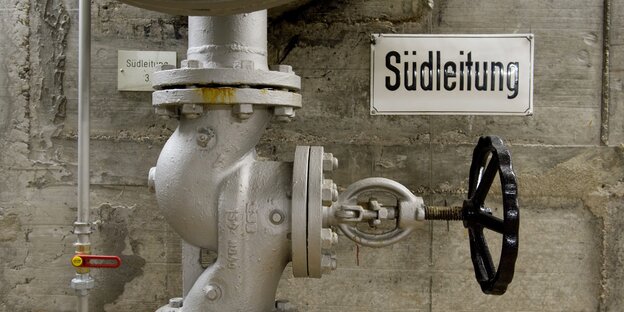 Wasserrohr mit Schild "Südleitung" Wasserrohr mit Schild "Südleitung"
